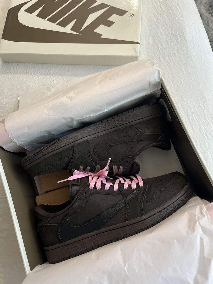 Air Jordan 1 x Travis Scott
Velvet Brown and Dark Mocha